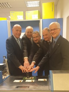 ECCO IL FRANCOBOLLO DEI 100 ANNI DELLA STELLA